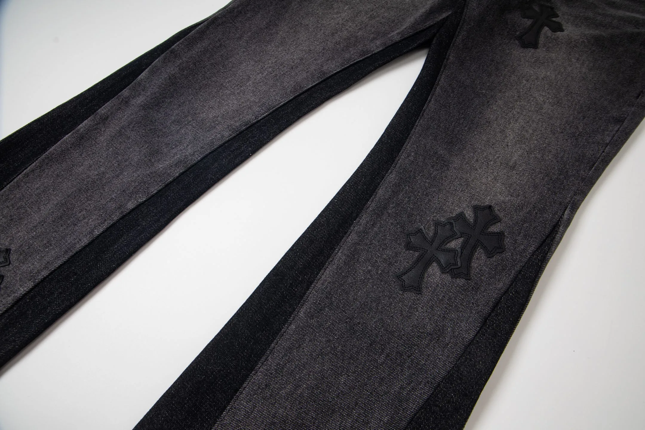 P240 Chrome Hearts Gallery co-branded limited-edition cross-flared flared jeans are a hot item this season and are sought after by countless celebrities and fashionistas. The neat details of the cutting process add color to the playful fashion! The neat and meticulous design, and the well-fitting structure is unique. The upper body not only has outstanding recognition, but also looks younger and younger. A style with the ultimate wearing meaning and performance, gorgeous color matching, and the craftsmanship of this style is also extremely extraordinary. After the finished product is washed, it is disassembled and hand-made with sheepskin cross leather and then spliced ​​together to complete. The whole piece has too many craftsmanship to describe. It is decorated with patchwork cross flowers and high-waisted washed jeans! ! Absolutely high-end luxury product, a god-level single product, a super popular product, made with top heavy industry, a must-see magic weapon that can't be missed. Style number: 1836 Size: 28 30 32 34 36 Color: black